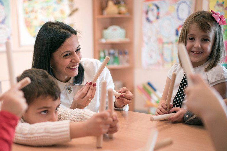Как научить ребенка общаться с другими детьми: советы родителям