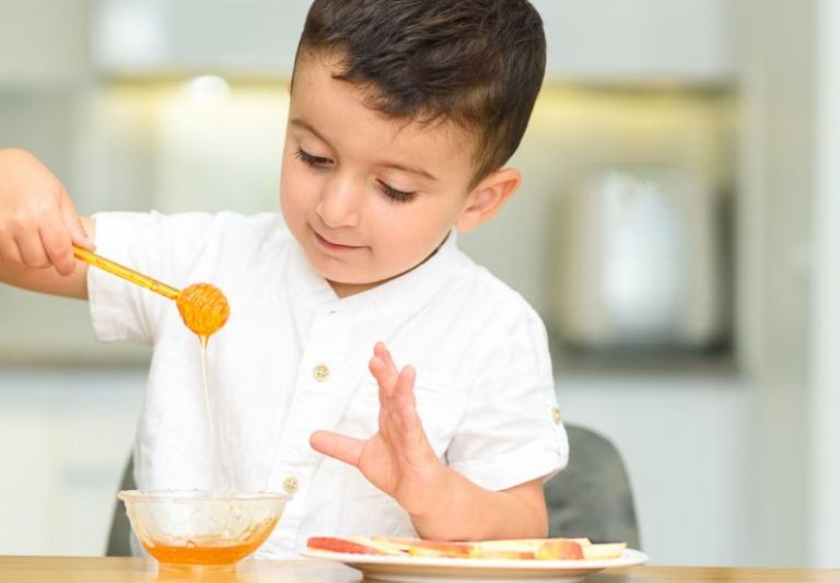 Uşağa müstəqil yemək yeməyi necə öyrətmək olar? Valideynlər üçün faydalı məsləhətlər